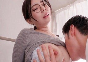 Cô Rei Kamiki thầm thì với em học sinh