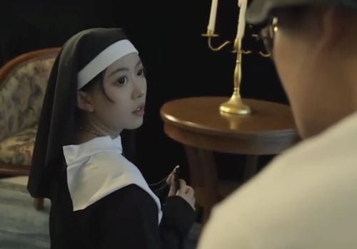 Mười năm sau, thầy giáo vẫn không thể quên được vòng một quyến rũ của cô học trò